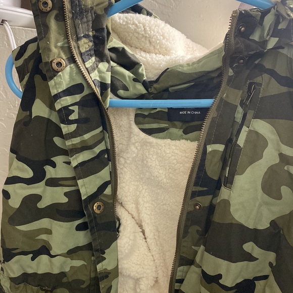 Amy camo vest hoodie size Large - Picture 3 of 7